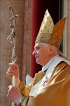 Muchísimas cartas de felicitación, pero también discos compactos (CD), flores y 'un gran oso de trapo' son algunos de los regalos que ha recibido el papa Benedicto XVI por su 80 cumpleaños, reveló su secretario, Georg Gaenswein.