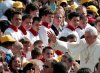 El secretario del Papa explicó en Radio Vaticana que han llegado 'muchísimas cartas' y que seguirán llegando durante la semana a Benedicto XVI por su 80 cumpleaños, pero también los fieles han enviado 'pequeños dones'.