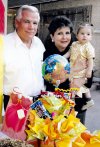 ¡Ya tiene 1 año!
Fernando y Laurencia González con su nieta Paulina González Mendiola.