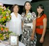 13042007
Rosa Elena Gutiérrez junto a Caridad Tajoya y Fernanda Gutiérrez, anfitrionas de su despedida con motivo de su boda con Vicente García Rosas a celebrarse hoy