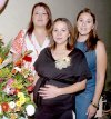 14042007
Ivonne Herrera de Rodríguez disfrutó de una fiesta de canastilla, que le organizó su tía Martha González, con motivo del cercano nacimiento de su primera bebé