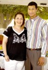 14042007
Aurelia Sanchez de Navarro junto a su esposo Francisco Navarro, en la fiesta de canastilla que le ofrecieron para el bebé que espera