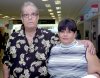 13042007
Arturo y Martha Reyes viajaron a Tijuana, los despidió Eva Reyes