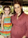 25042007
Laura Iturriria de Arizpe junto a su hijita, en la fiesta de canastilla que le ofrecieron por el cercano nacimiento de su bebé