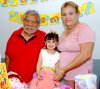 22042007
Yasmín Gutiérrez Cárdenas acompañada de sus abuelos, Julio Cárdenas y Alicia Rodríguez, en su fiesta de tercer cumpleaños.