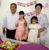 26042007
Valeria Isabel Massu Tamez junto a sus abuelitos, Jesús Massu y Olga González de Massu y su hermanita, Karim Massu Tamez, en su fiesta de quinto cumpleaños.