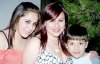 20042007
Gina Niño la festejada con sus hijos Karen y Javier.