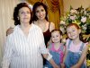 26042007
La señora Ofelia acompañada de su hija Martha Castro de Llama y de sus nietas Martha Elena y  Marijose.