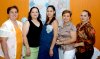 22042007
Magda Aracely Bernal de Hurtado recibó numerosas felicitaciones de sus amigas, en la fiesta de canastilla que le ofrecieron en honor del bebé que espera.