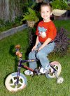 30042007
Andrés en su bicicleta, que es uno de sus juguetes consentidos.