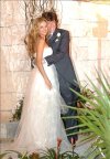 Ataviada con el vestido, realizado en muselina de seda natural con escote palabra de honor y un velo del mismo material, Paulina se mostró, como toda novia, feliz y emocionada por haber dejado la soltería y comenzar una nueva etapa de su vida al lado de su esposo.