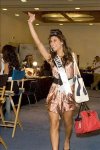 Un hombre maquilla a la representante de Honduras, Wendy Salgado.