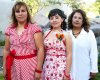 04052007
Lourdes Arleen Castro Mora junto a su mamá, Lourdes Mora de Castro y su futura suegra, Elvia Rosa Martínez de Muñoz, anfitrionas de su despedida.