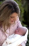 Los Príncipes de Asturias salieron de la clínica Rúber Internacional a media tarde con su hija recién nacida y con su primogénita, la infanta Leonor.