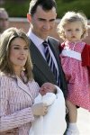 Los Príncipes de Asturias salieron de la clínica Rúber Internacional a media tarde con su hija recién nacida y con su primogénita, la infanta Leonor.