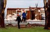 La gobernadora de Kansas, Kathleen Sebelius, recorre la población de Greensburg, Kansas, destruido en un 75 por ciento por un fuerte tornado el pasado 4 de mayo.