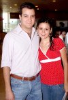 01052007
Gabriela Muñoz Rodríguez y José Antonio Jácquez, en la despedida de solteros que les ofrecieron por su cercano enlace.