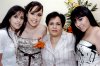 06052007
Angélica Quintero González, en su despedida de soltera acompañada por Gaby, Gloria y Laura Quintero.