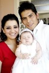06052007
Érika Palomares y Christian Galindo con su sobrina Evelyn Anette Galindo.