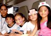06052007
Laura Muñoz con las pequeñas Stephanie, Sara Denisse, Cinthya y Viri.
