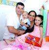 06052007
Paulina Sánchez Lara celebró su cumpleaños con sus papás, Carlos Sánchez y Karina de Sánchez y su hermanito Carlos.