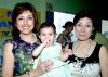 09052007
Martita Fahur Ávalos junto a sus abuelitas, Martha Ávalos y Lilia Fahur, en su fiesta de cumpleaños.