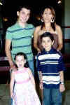 10052007
Samanta González, con sus hijos Daniel, Érick y Andrea Seijas González.