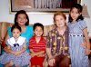 10052007
Una linda abuelita y madre a la vez es doña Lily Góngora, quien aparece junto a sus nietos Luisa, María Paula y Abelardo Rodríguez y con la señora Alma de Rodríguez.