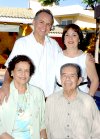 06052007
Jesús Quezada Pérez con sus hijas Maru, Juanis, Margarita y Lupita Quezada Valenzuela, en el festejo que le ofrecieron con motivo de su cumpleaños.