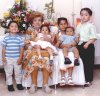 06052007
Señora Coco Hernández, el día de su cumpleaños acompañada de sus bisnietos Roberto, Emma Cristina, Diego, Andrea y Antonio