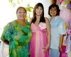 06052007
La futura mamá con las anfitrionas de su fiesta, Catalina Flores y Laura Méndez.