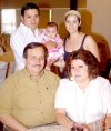 13052007
Marilú de Blackaller junto a su esposo Raúl Blakaller, hija Nelly de Pulido, Luis Pulido y su nieta Regina Pulido Blackaller.