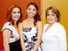 23052007
Karla acompañada de su mamá Leidy Peniche de Gurrola y su futura suegra Laura Reyes Retana de Armendáriz.