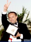 En la edición número 60 del Festival de Cine de Cannes, el director mexicano Carlos Reygadas obtuvó el gran Premio del Jurado por su película 'Stellet Licht'.


Al recoger el premio, Reygadas fue muy breve, habló en francés y agradeció el premio a tres de sus colaboradores y cercanos “al festival y al jurado” en un reconocimiento de escasos segundos.

Luz Silenciosa cuenta la historia de un hombre que mantiene una relación adúltera en una comunidad de menonitas que vive en el estado de Chihuahua.



El director de 35 años compartió el galardón otorgado “ex aequo” con la película Persépolis, un largometraje de animación, dirigido por la iraní Marjane Satrapi.