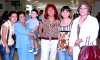 24052007
Dora Elia Segura arribó a Torreón desde la ciudad de México y la recibieron Armando Cruz, Anel y Cindy Moreno