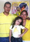 27052007
Alondra Briones Hernández, acompañada de sus papás Eduardo Briones y Rita Hernández, en su  fiesta de cumpleaños.