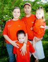 27052007
Cristy de Morales y Adrián Morales Flores, convivieron con sus hijas Cristy y Daniela Morales.