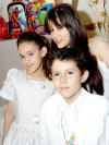 25052007
Estrella Bezanir, Belinda y Joshua, en compañía de sus padres Silvestre Faya y Estrella Atilano de Faya.