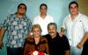 28052007
César Rafael, Adrián y Roberto Carlos Chávez, acompañaron en su 31 aniversario de casados a sus padres César Chávez e Isaura J. de Chávez.