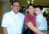 29052007
Ángela Rivas y el pequeño Jorge Luévano viajaron a México y los despidió Fernando Rivas.