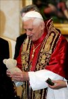 El mandatario se reunió en privado con el secretario de Estado del Vaticano,  el cardenal Tarcisio Bertone.