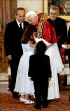 Lo que parecía ser una audiencia cotidiana para el Papa Benedicto XVI, se tornó en un cálido encuentro, sobre todo por la efusividad de María, Luis Felipe y Juan Pablo, los tres pequeños hijos de la familia Calderón Zavala.