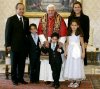Lo que parecía ser una audiencia cotidiana para el Papa Benedicto XVI, se tornó en un cálido encuentro, sobre todo por la efusividad de María, Luis Felipe y Juan Pablo, los tres pequeños hijos de la familia Calderón Zavala.