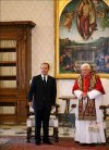 El Papa se reunió con Calderón en audiencia privada por espacio de 22 minutos en su biblioteca personal del Palacio Apostólico del Vaticano.