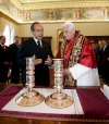 El Papa se reunió con Calderón en audiencia privada por espacio de 22 minutos en su biblioteca personal del Palacio Apostólico del Vaticano.