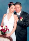 Tras cuatro años de feliz matrimonio civil, el Ing. Jonathan López Hernández y la Lic. María Esther Borque Borque recibieron la bendición nupcial en la ciudad de Matamoros, Tamps., el 18 de agosto de 2006.