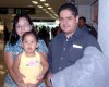 01062007
Miguel Ángel Ramírez viajó a México y lo despidieron Sofía del Río y la pequeña Paola Ramírez.