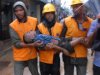 Un grupo de bomberos recupera el cuerpo sin vida de un niño tras los deslizamientos de tierra ocurridos al sur de Bangladesh.