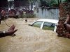 Mientras, en la capital del país, Dacca, numerosas tiendas y casas sufrieron daños por las inundaciones a raíz de una fuerte tormenta que duró seis horas.