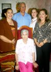 03062007
Rita de Anda de Luna cumplió 90 años de vida y por tal motivo sus hijos Salvador, Esperanza, Rita y Alm,a Luna de Anda le ofrecieron una fiesta